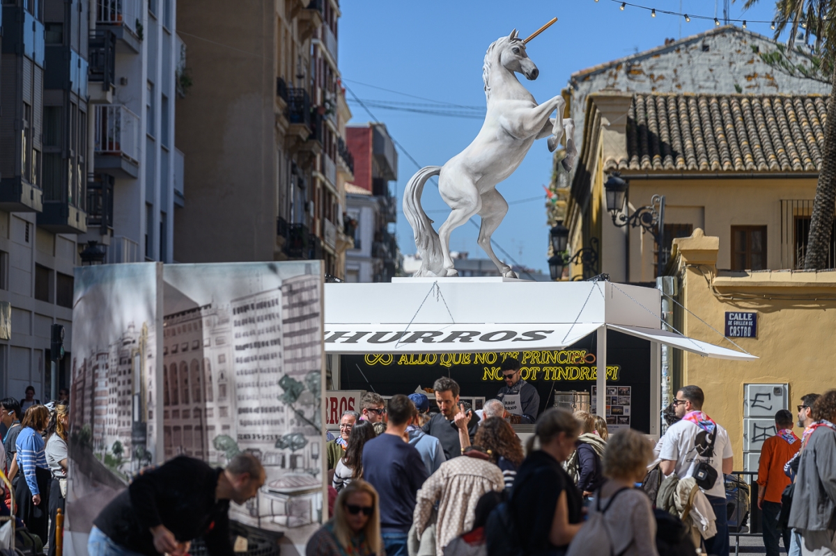 Escif radiografía València y sus Fallas entre churros y unicornios
