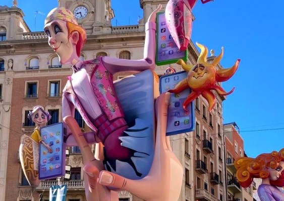 La falla Obispó Amigó Cuenca, primer premio Controla Club por su crítica al mal uso de los móviles y las redes sociales