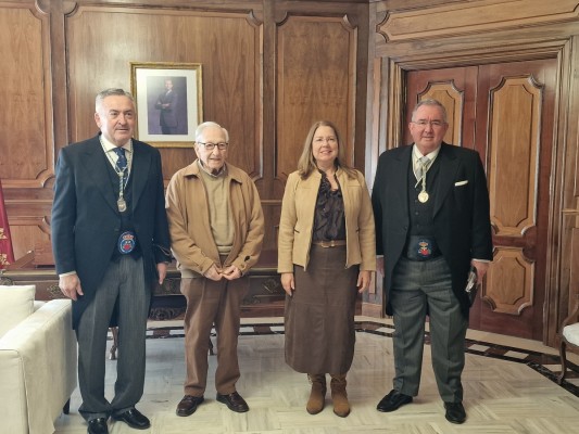 La Asamblea Regional entrega el tradicional donativo de la 'capacha' para el Santo y Real Hospital de Caridad