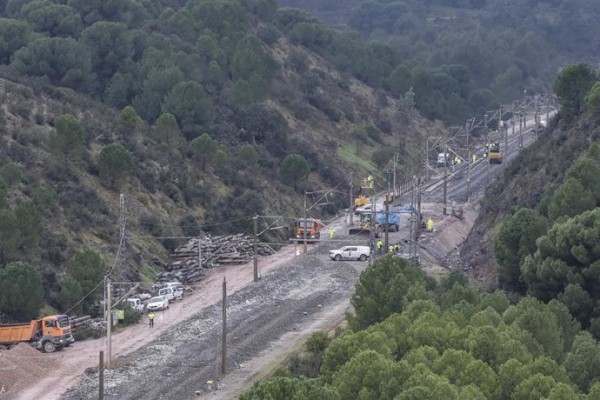 Renfe pide llamadas al 112 relacionadas con Adamuz, el informe de despliegue de emergencia y saber si funcionaba