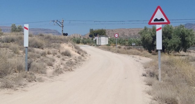 Adif construirá un vial superior para suprimir el paso a nivel entre Alicante y Agost en la línea convencional