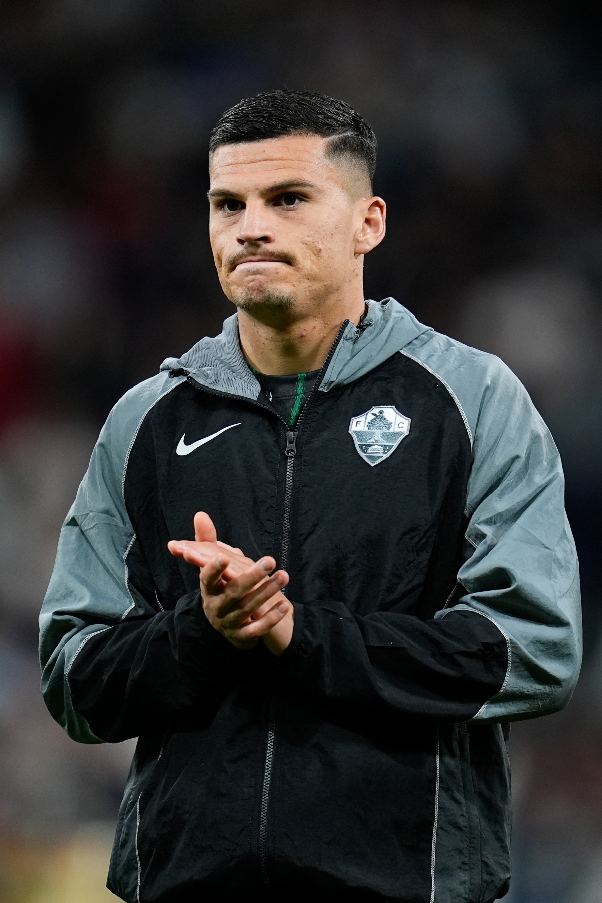 El futbolista chileno durante el calentaminento en el Santiago Bernabéu