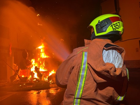 El Consorcio de Bomberos coordina más de 400 efectivos para blindar la noche de la Cremà en Valencia