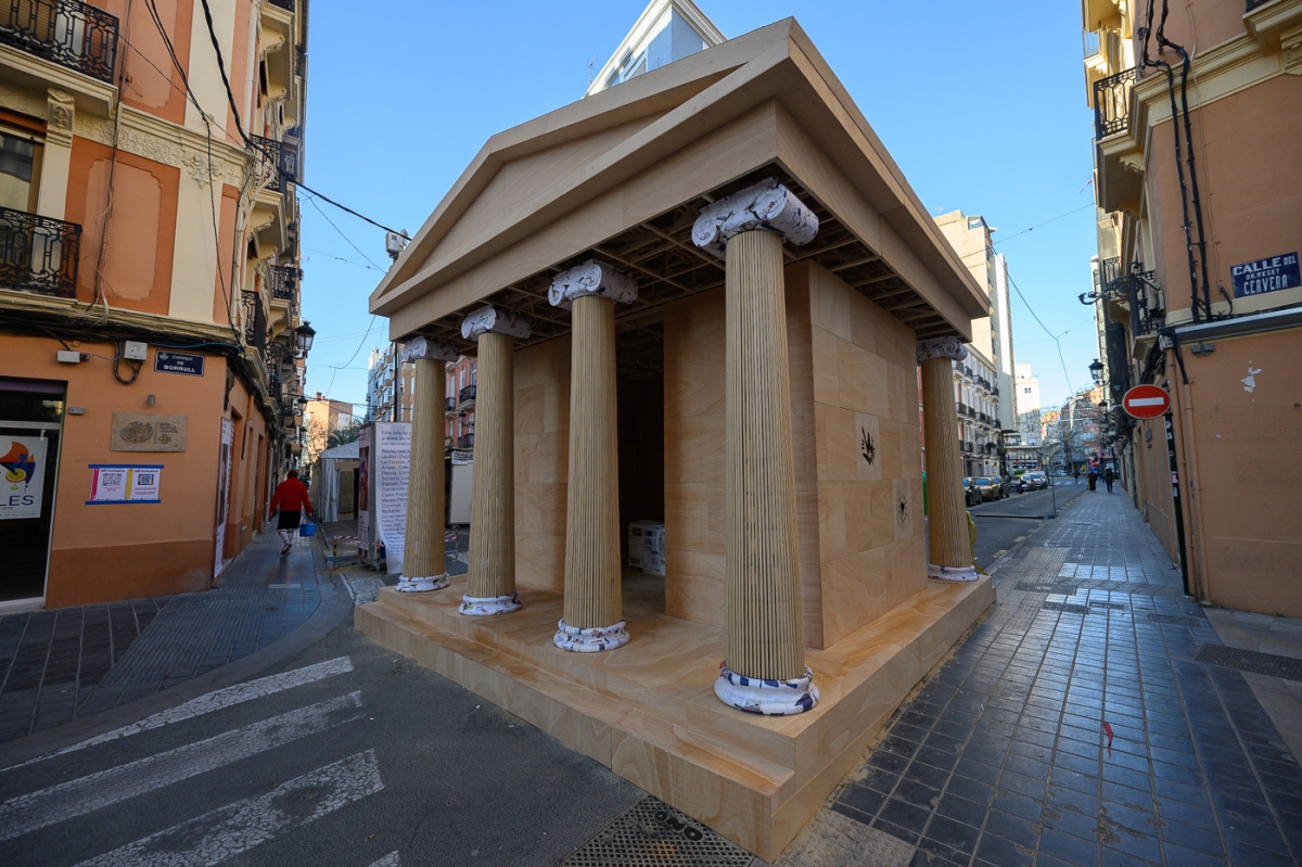 Un templo entre llamas: Pichiavo une Fallas, grafiti y arte clásico