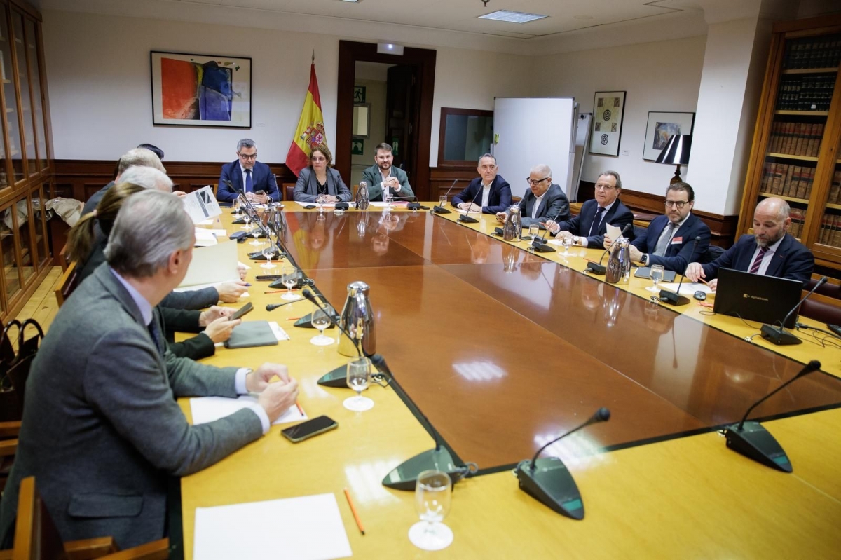 El azulejo se prepara ante la guerra de Oriente Medio: adelanta paros técnicos de hornos y alerta de un 