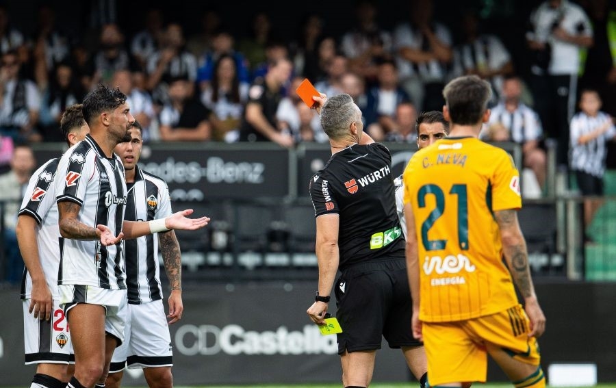 El Castellón, el segundo equipo más castigado por los árbitros