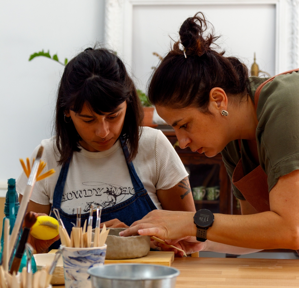 El treball manual i el temps compartit defineixen l’experiència als tallers ceràmics. - El treball manual i el temps compartit defineixen l’experiència als tallers ceràmics.