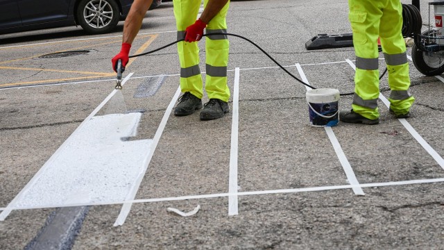 València repinta la señalización viaria en diferentes barrios y refuerza la seguridad vial
