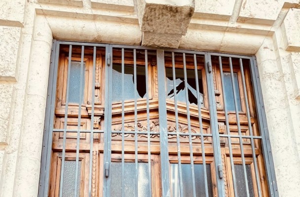 La mascletá rompe los cristales de la oficina de turismo del Ayuntamiento de València