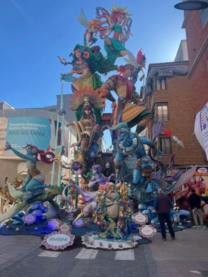 Cae la falla Camí Nou de Alzira, la más alta que se había plantado nunca en la localidad