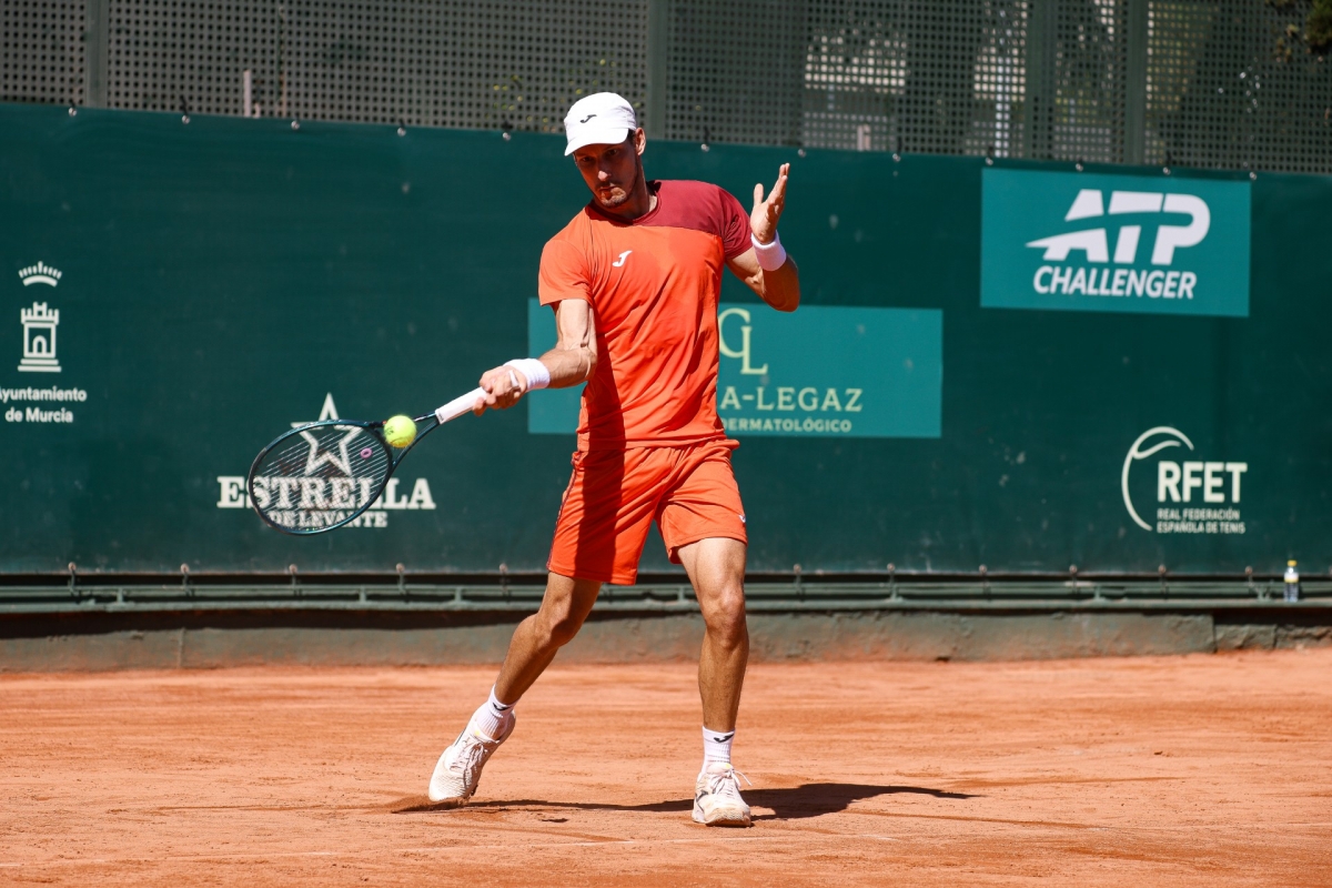 De Jong y Carreño, favoritos para ganar en Murcia, en octavos con cierto sufrimiento