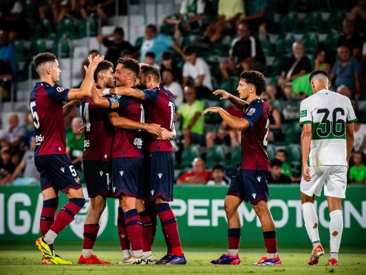 El Elche despide sus amistosos de pretemporada con una derrota ante el Levante en el Festa d'Elx