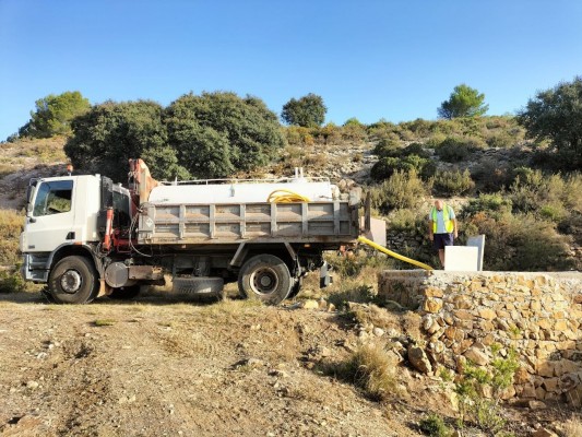 Agricultura suministra 2,7 millones de litros de agua para la supervivencia de reses
