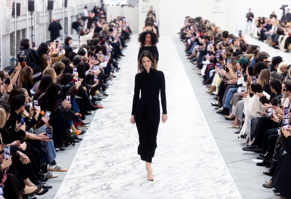 Mercedes-Benz Fashion Week premia al diseñador alicantino Juan Vidal