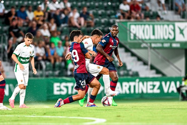 El Elche despide los partidos de pretemporada con dudas y yendo de más a menos
