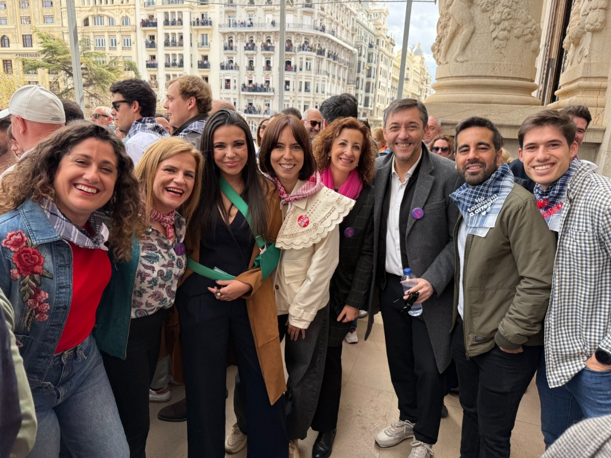 Bernabé, Santaolalla y Morant, junto a otros dirigentes socialistas en la mascletà.
