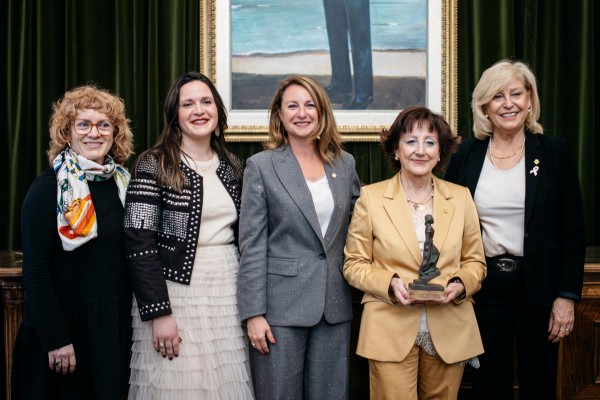 Una vida de trabajo y compromiso: Castelló entrega el Premio Olimpia a Salomé Esteller, gerente de la AECC