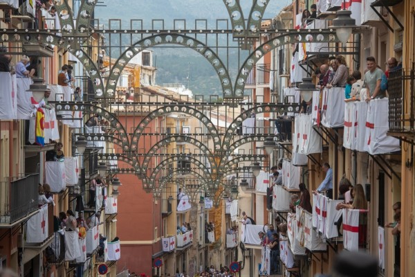 Alcoy pone el foco en los balcones del recorrido de las Fiestas de Moros y Cristianos para que sean seguros