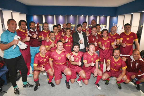 López Miras es entrenador de fútbol por un día a beneficio de la Fundación Aladina
