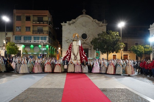 Paterna se llena de emoción en la Ofrenda más multitudinaria de los últimos cinco años