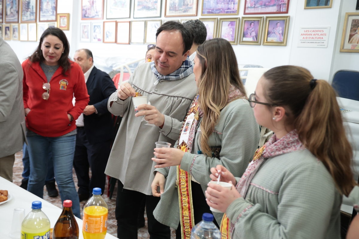 El president de la Generalitat, Juanfran Pérez Llorca, durante una visita a las fallas de Alcàsser y Algemesí.