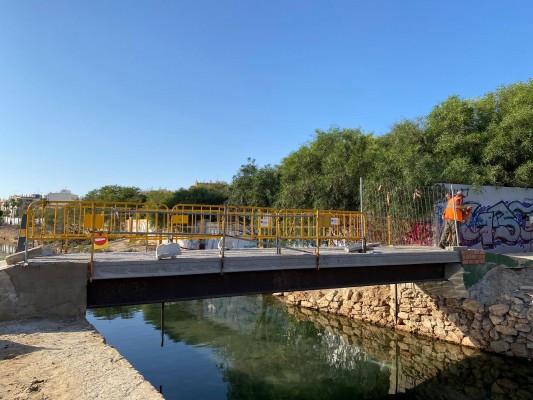 Torrevieja repara la pasarela del canal del Acequión después del visto bueno de Costas 