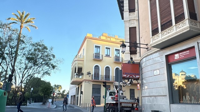 Las compañías telefónicas siguen retirando el cableado aéreo en las calles de Elche