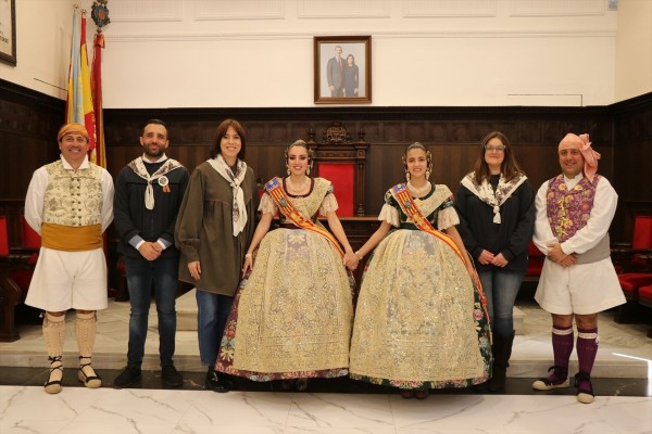 Diana Morant participa en una recepción junto a las Falleras Mayores de Sagunto