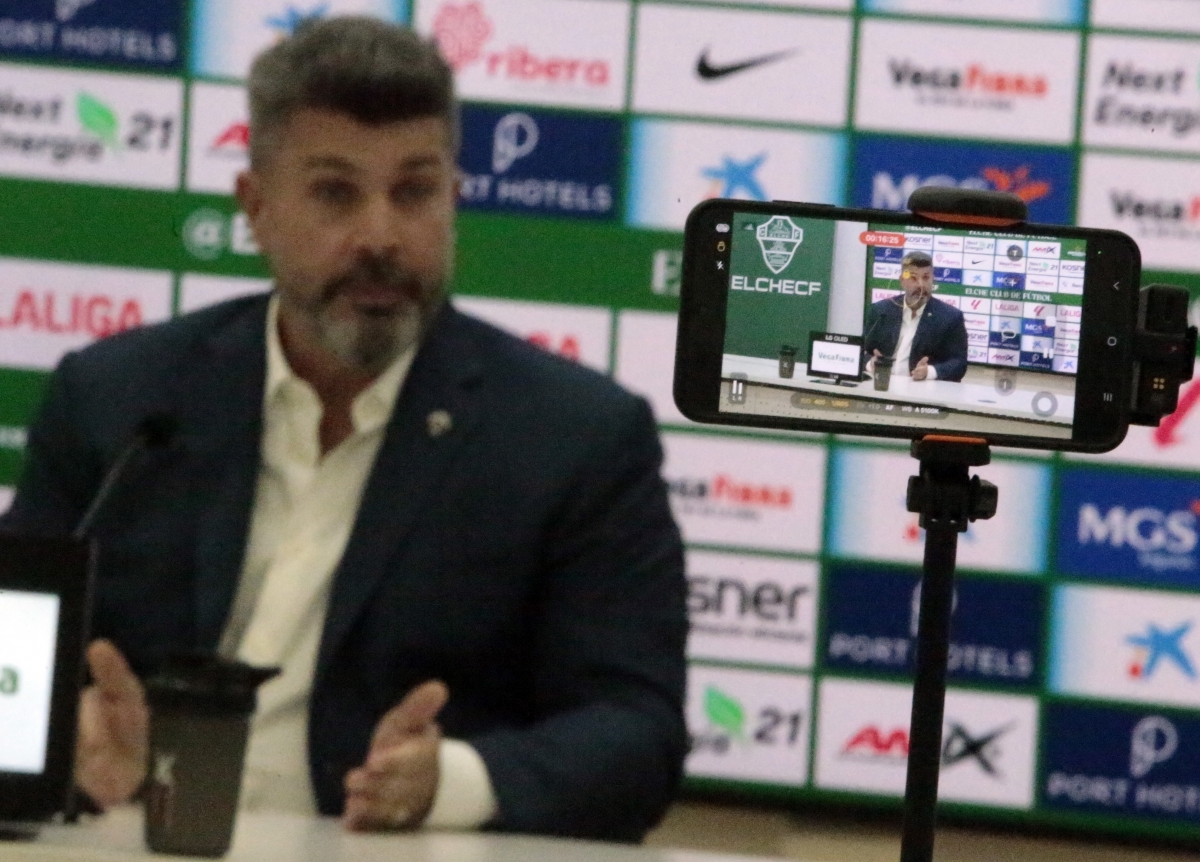 'Los Trotamúsicos' y Bragarnik: el dueño del Elche CF invita a pasar página y centrase en los diez encuentros que restan