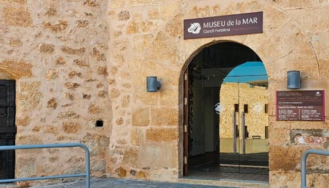 El Museo del Mar de Santa Pola reúne obras de Picasso, Warhol, Mariscal, Tàpies y Barceló
