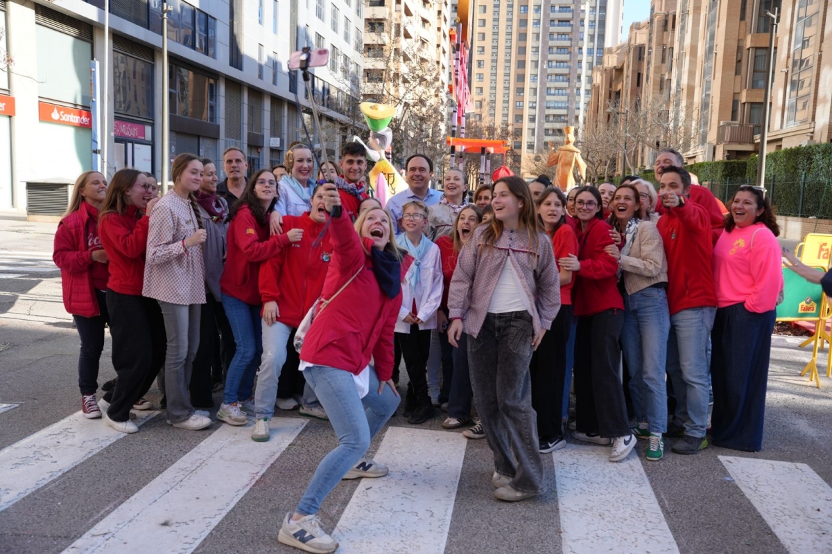Pérez Llorca durante una visita a una falla de València.