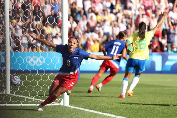 Estados Unidos cierra su torneo perfecto y recupera el trono olímpico en fútbol femenino
