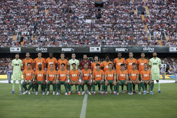Mestalla homenajea a Diego López y Mosquera, que ya se visten de corto con su oro al cuello
