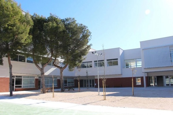El col·legi Serra de Bèrnia de Xaló denuncia que el centre es massificarà amb la reducció d'unitats que planeja la conselleria 