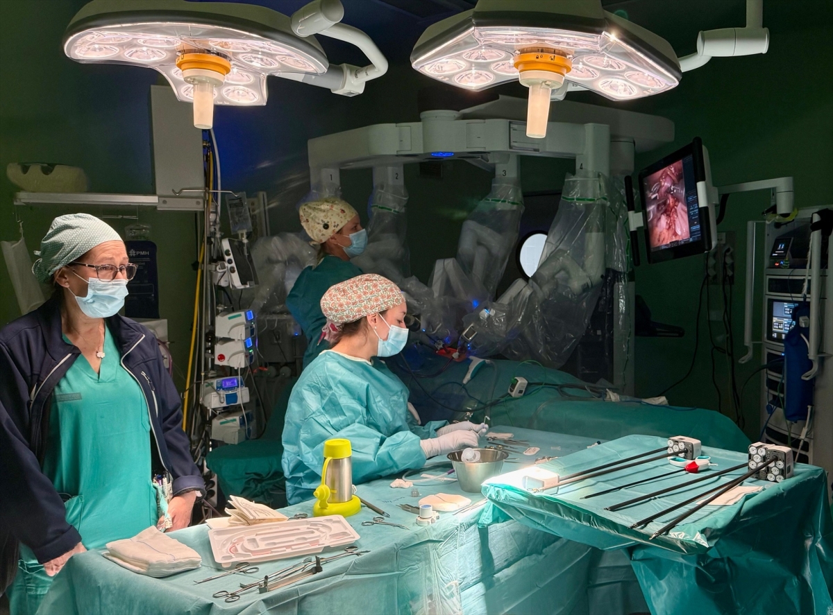 Intervienen con éxito a un menor de un año con cirugía robótica en el Hospital Doctor Balmis de Alicante