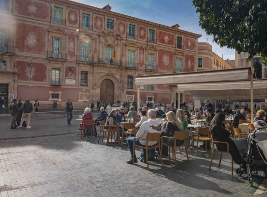 La hostelería podrá alargar dos horas el horario de cierre en la Región durante la Semana Santa y las Fiestas de Primavera