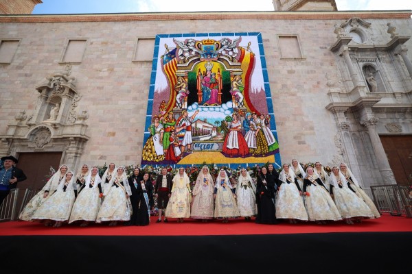 Las 19 comisiones falleras de Burriana rinden homenaje a su patrona en la tradicional Ofrenda de Flores