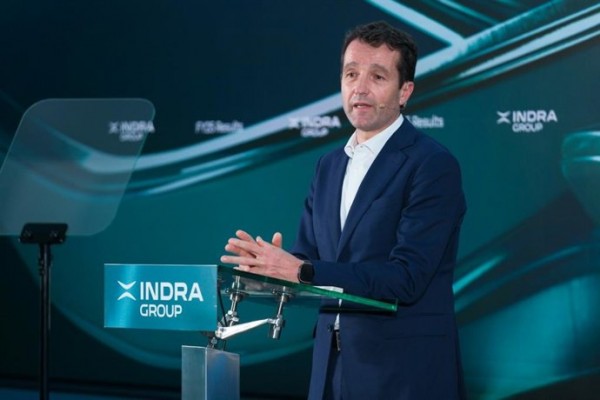 Indra cierra con una caída del 3% ante las dudas sobre la continuidad de Escribano en la presidencia