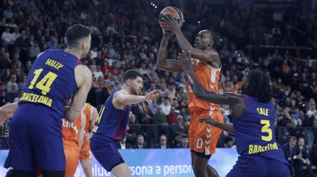 Valencia Basket le pone la victoria en bandeja al Barcelona