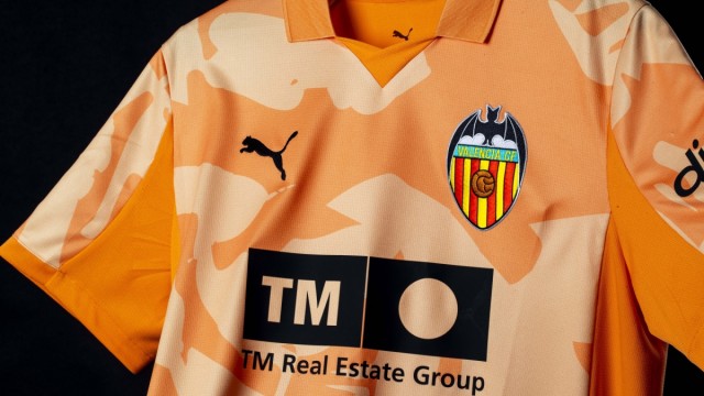El Valencia CF y Puma presentan el ‘Retro Jersey’, una edición limitada inspirada en el naranja de inicios de los noventa