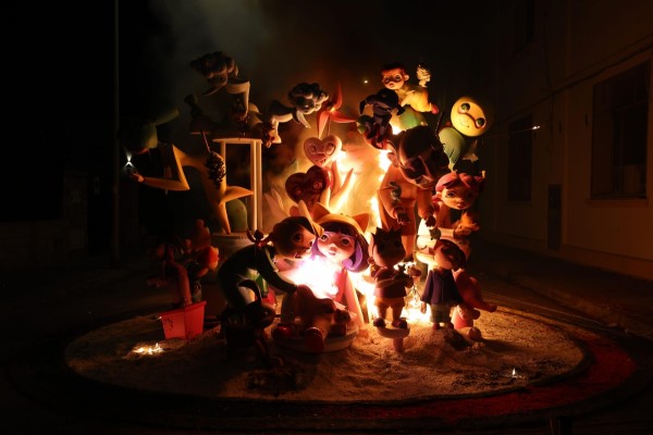 Llamas, cenizas y lágrimas: Burriana se despide de sus Fallas con la 