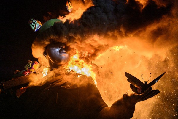 València lanza al mundo un grito colectivo contra las guerras en sus Fallas más pacifistas