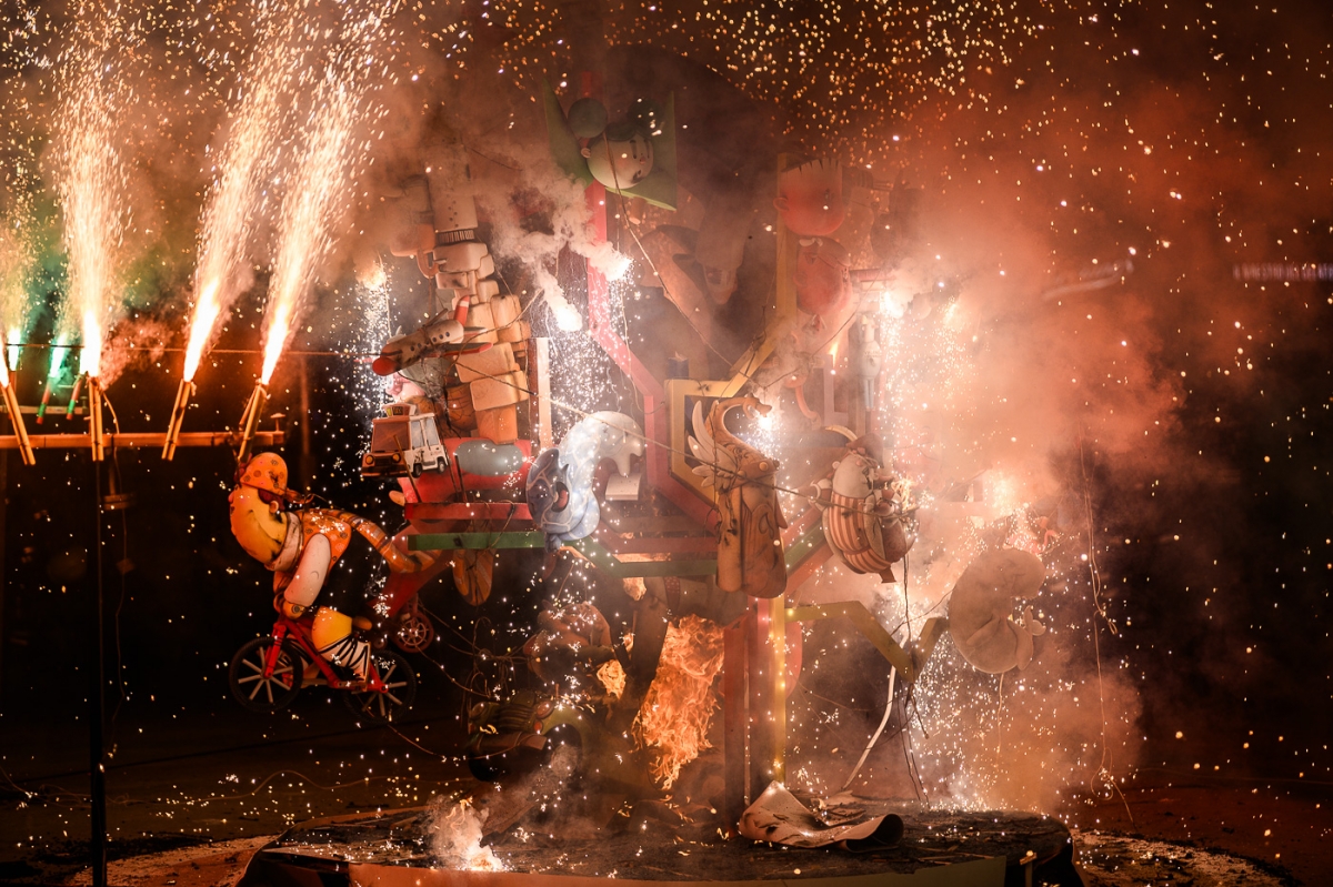 El fuego devora las 'minifallas' y su inabarcable mundo infantil de juegos, risas y sueños