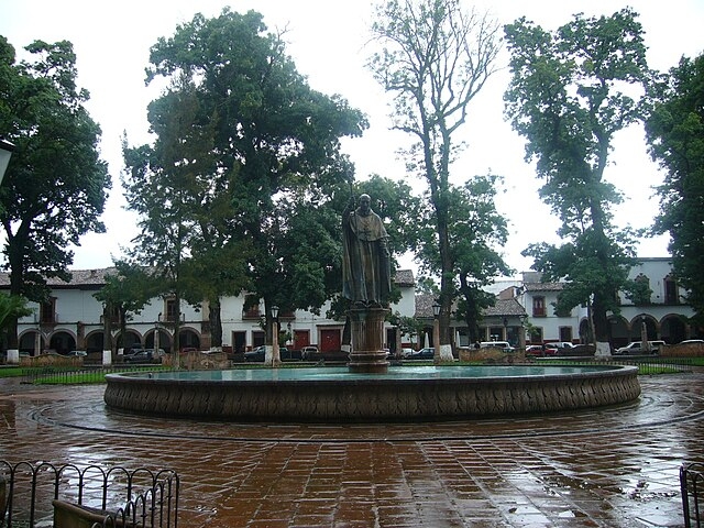 Plaza Vasco de Quiroga en Pátzcuaro - FOTO: WikiCommons Plaza Vasco de Quiroga en Pátzcuaro