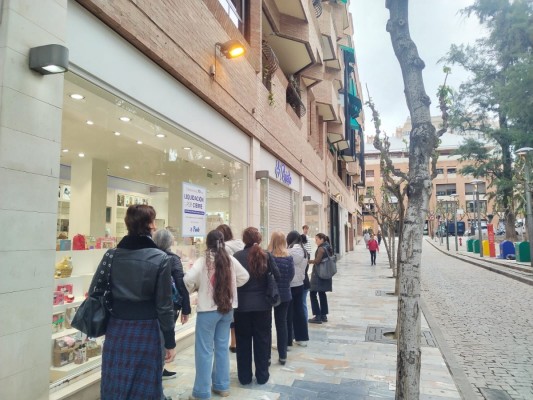 La perfumería Prieto se despide tras 70 años junto al Romea... y no es el único cierre en el centro de Murcia