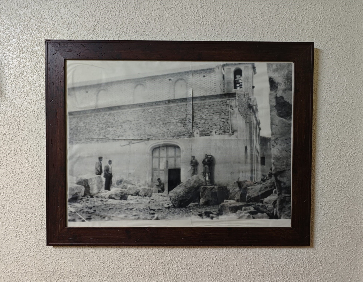La gente del pueblo colabora con las obras de la iglesia. 