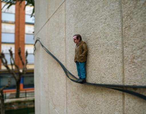 Vila-real s'ompli de presències mínimes: Isaac Cordal dispersa 19 escultures que amplien el museu del TEST