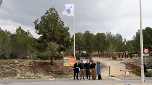 La bandera ‘Sendero Azul’ que reconoce la recuperación de El Moralet de Benidorm ya ondea en el parque  