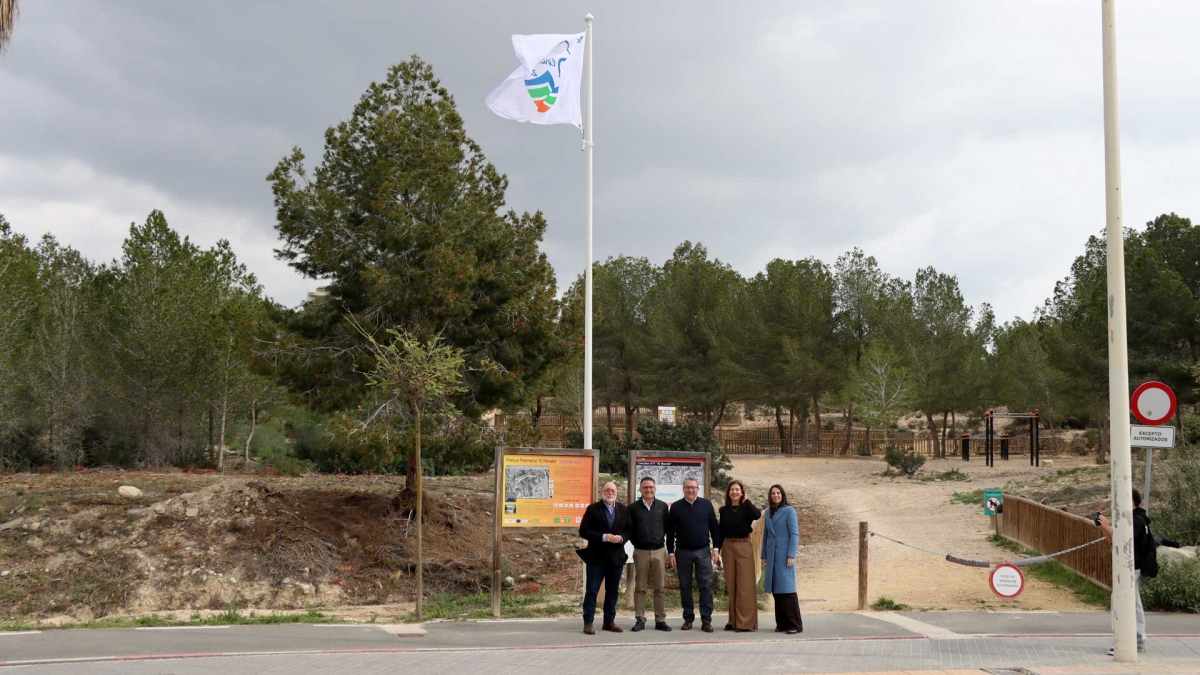 La bandera ‘Sendero Azul’ que reconoce la recuperación de El Moralet de Benidorm ya ondea en el parque  