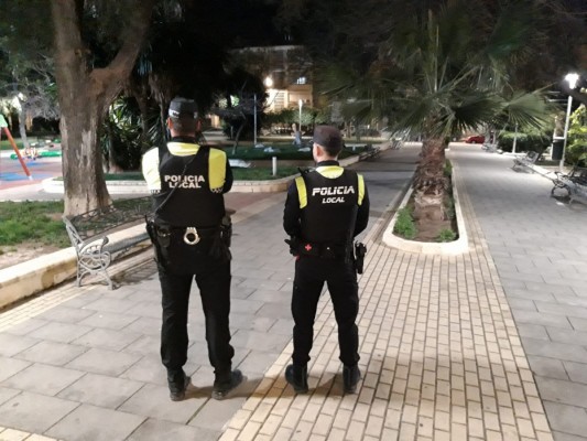 Elda refuerza la vigilancia policial en el parque de Las 300 para frenar el vandalismo y el consumo de alcohol